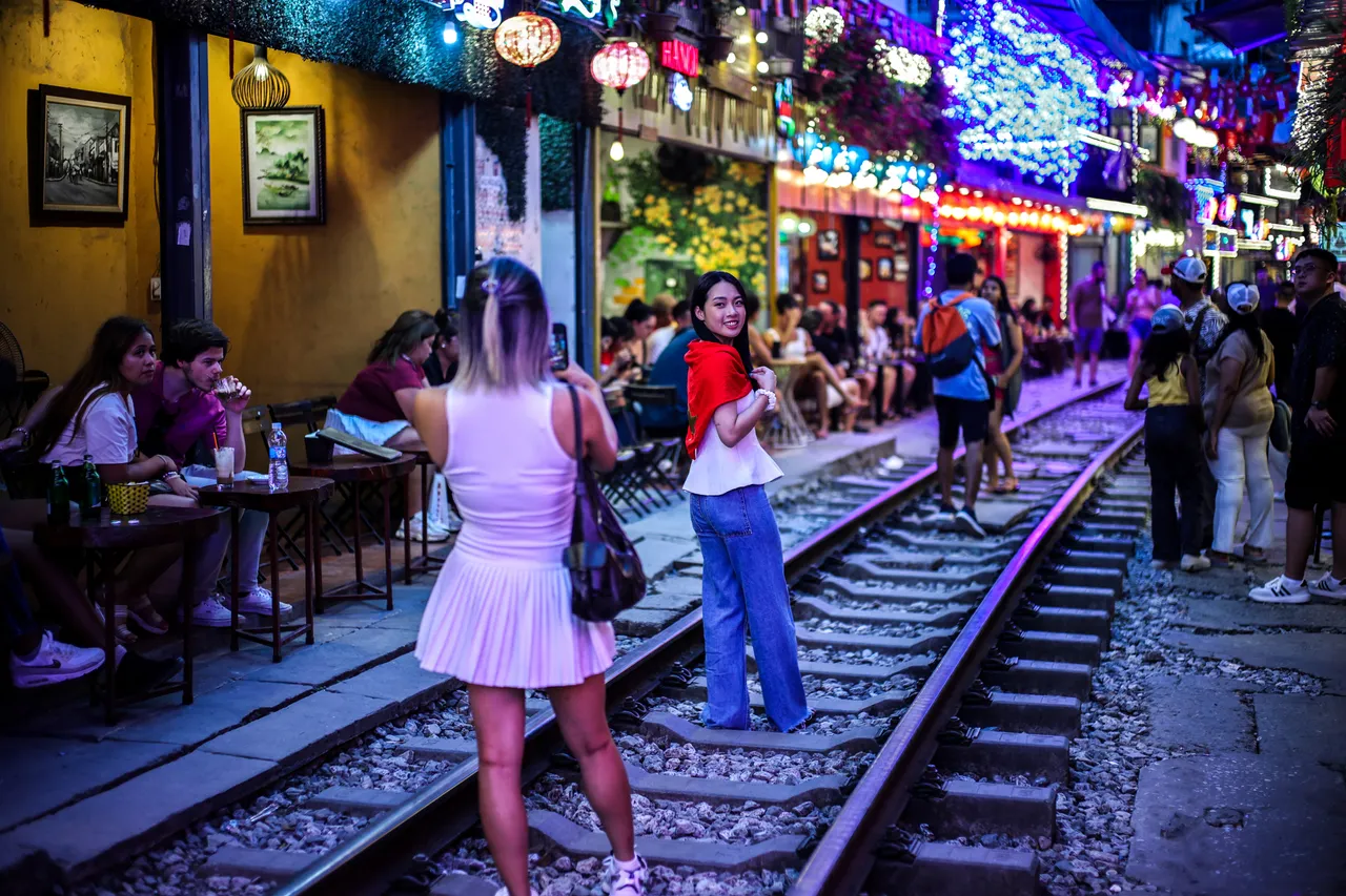 Vietnam akan hentikan kereta di jalur turistik “Railway Cafe Street” demi keselamatan, penataan kota