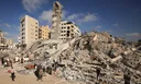 الاحتلال يقتل نازحين وأطفالاً ويواصل نسف منازل غزة.. وتحذير من تفاقم المجاعة وسط القطاع خلال أسبوعين