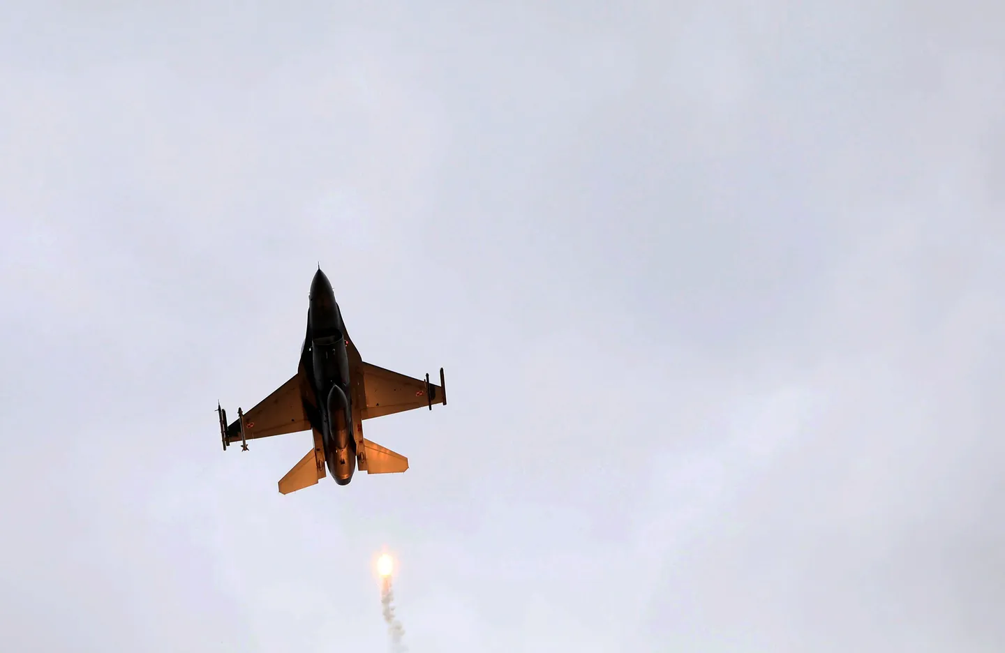 Poland scrambles jets amid Russian strikes on western Ukraine