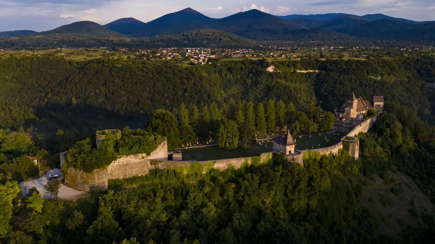 Ostrožac: Monumentalni grad i historicistički dvorac