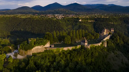 Ostrožac: Monumentalni grad i historicistički dvorac