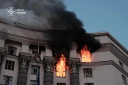 روسيا تشن أكبر هجوم جوي على أوكرانيا منذ بدء الحرب وزيلينسكي يتحدث مع ماكرون عن رد مناسب