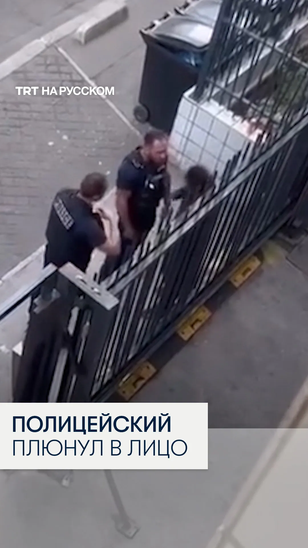 Французский полицейский ударил подростка и плюнул ему в лицо