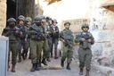 إصابة فلسطينيين باعتداءات لمستوطنين أحرقوا أراضي والاحتلال يقتحم عدة مناطق بالضفة