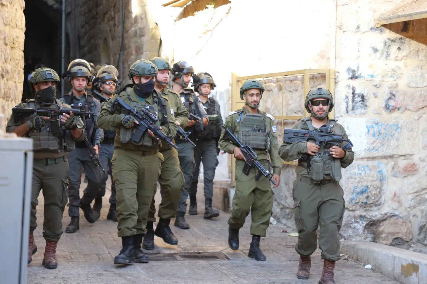 إصابة فلسطينيين باعتداءات لمستوطنين أحرقوا أراضي والاحتلال يقتحم عدة مناطق بالضفة