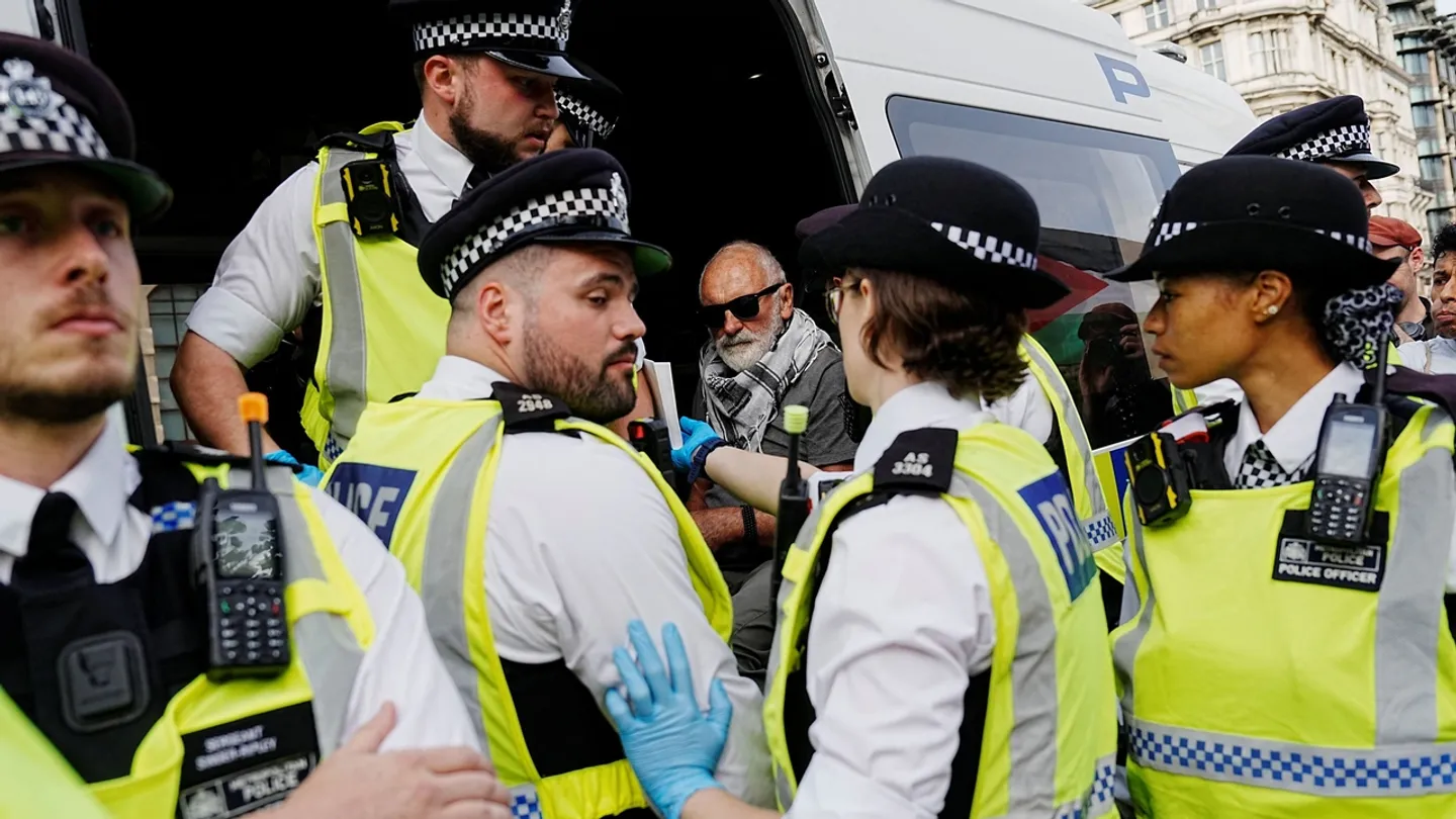 Polícia britânica detém centenas de pessoas durante  protesto de Londres em apoio à Palestine Action