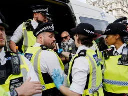 Polícia britânica detém centenas de pessoas durante  protesto de Londres em apoio à Palestine Action