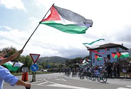 تظاهرات طرفداران فلسطین در مسیر مسابقه دوچرخه‌سواری اسپانیا ادامه دارد
