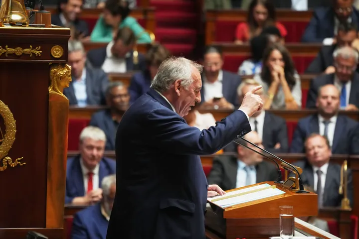 Surendettement : le pronostic vital de la France est engagé, alerte François Bayrou