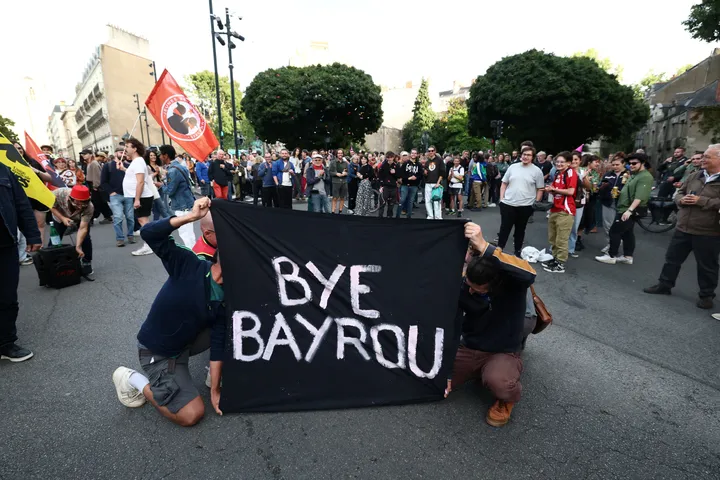 Gouvernement renversé : la France plonge dans une nouvelle crise politique