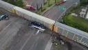 Воз се судри со двокатен автобус во Мексико, 10 загинати, 61 повреден