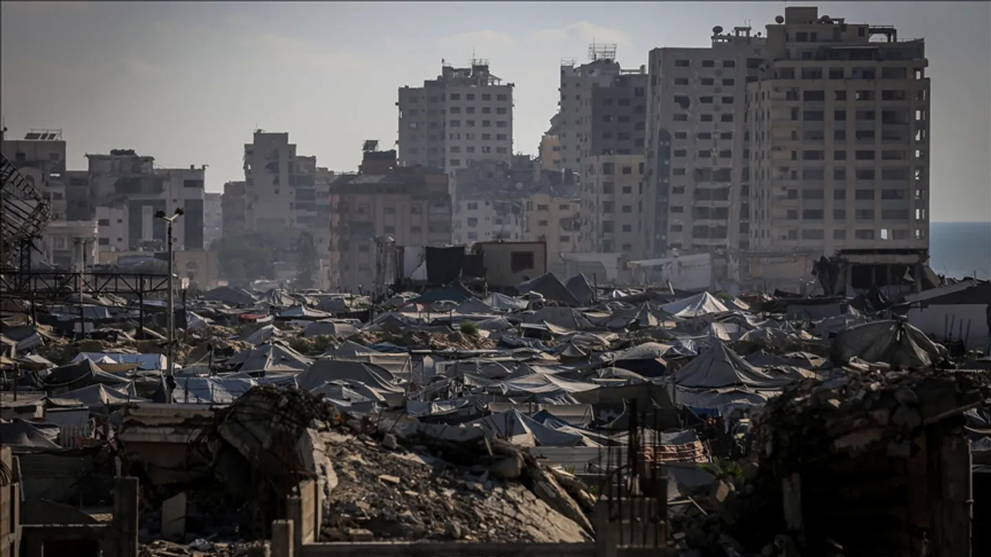 UNRWA: Dhjetëra familje u zhvendosën pasi Izraeli goditi ndërtesa shumëkatëshe në Gaza