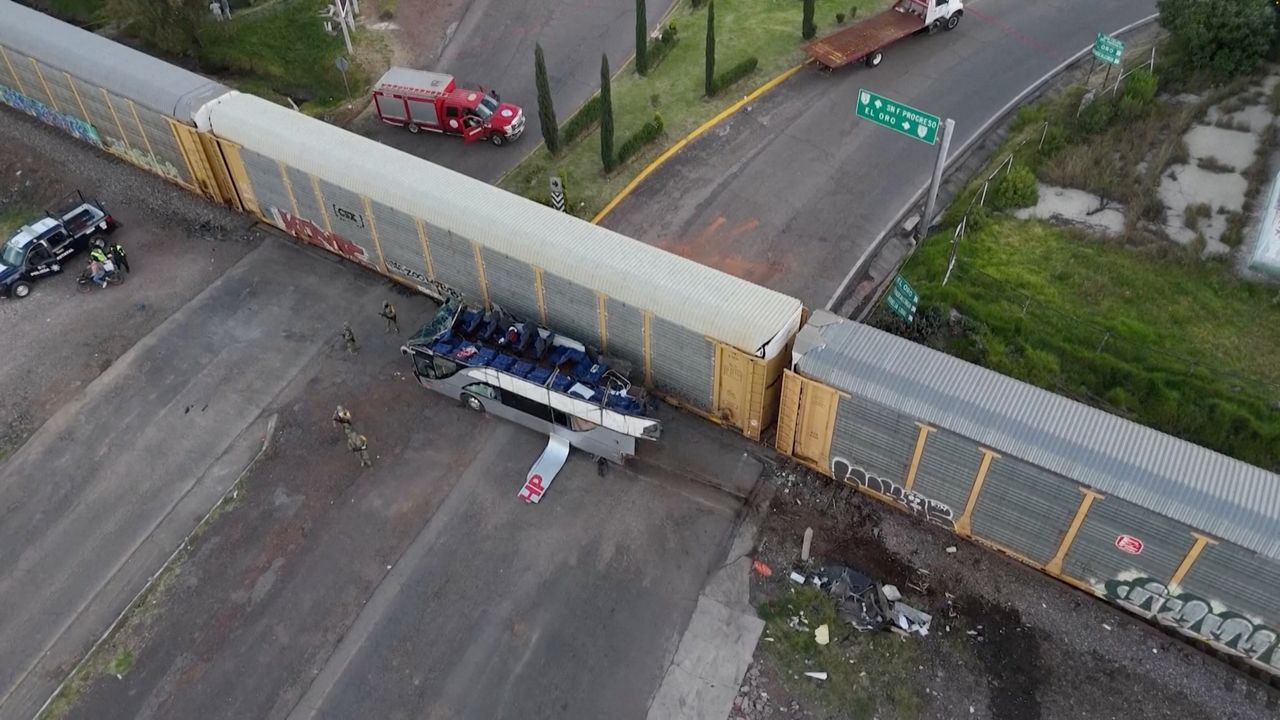 Train crashes into double-decker bus in Mexico, killing 10, injuring 61 ...