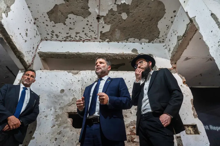 סמוטריץ' מציע לתקוף 20-30 בניינים בדאחייה על כל טיל איראני