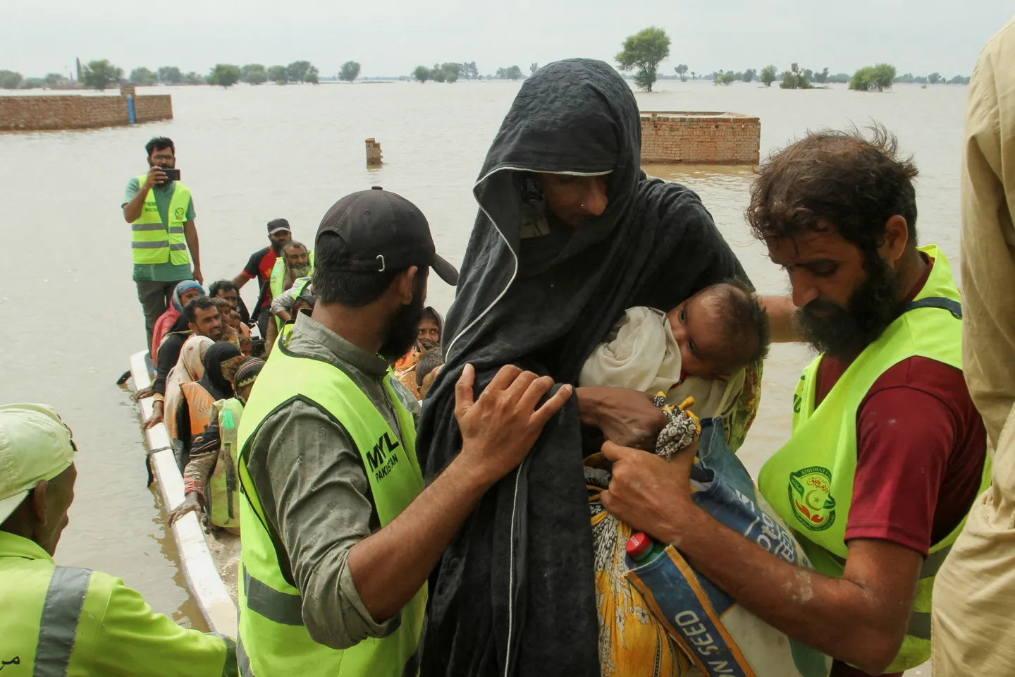 د پاکستان له مرکزي سیمو څخه  له ۱۲۰ زرو څخه ډېر کسان د سېلابونو له امله تخلیه شوي دي.