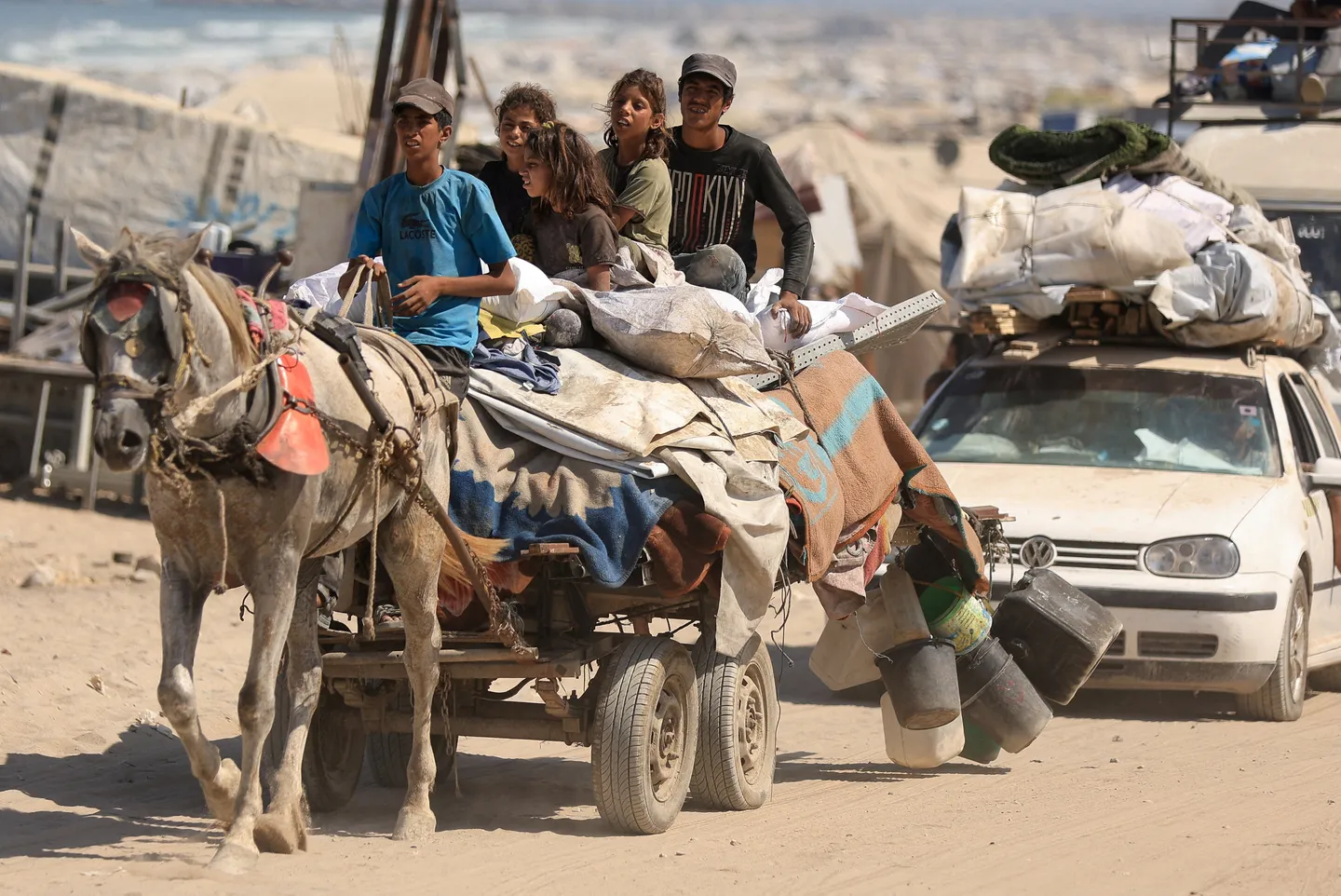 "Le monde entier observe notre massacre": les Palestiniens fuient Gaza