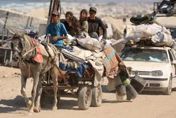 "Le monde entier observe notre massacre": les Palestiniens fuient Gaza