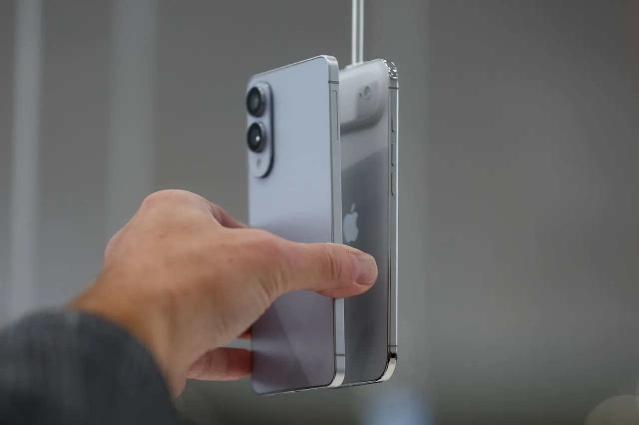 인도, 애플과 삼성의 휴대폰 생산량 증대를 위한 새로운 인센티브 계획