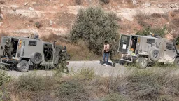 الاحتلال يواصل محاصرة عشرات آلاف الفلسطينيين قرب القدس وسط حملة اعتقالات واسعة بالضفة الغربية