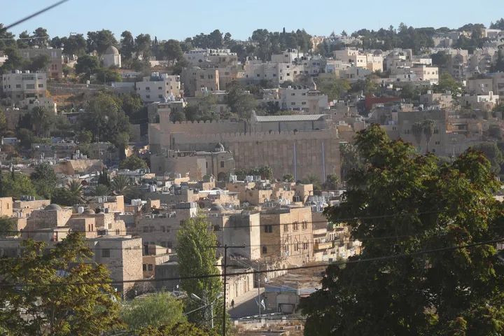 اقتحامات واعتقالات.. الاحتلال يواصل عدوانه على الخليل لليوم الثاني ويفرض منع التجوال