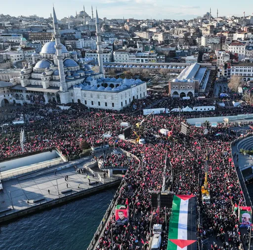 Dezenas de milhares marcham em Istambul em solidariedade com a Palestina