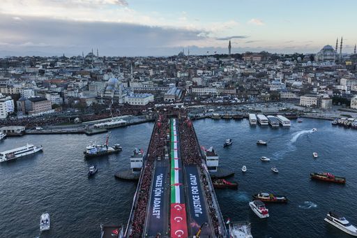 عشرات آلاف يتظاهرون في جسر غلَطة في إسطنبول تضامناً مع فلسطين