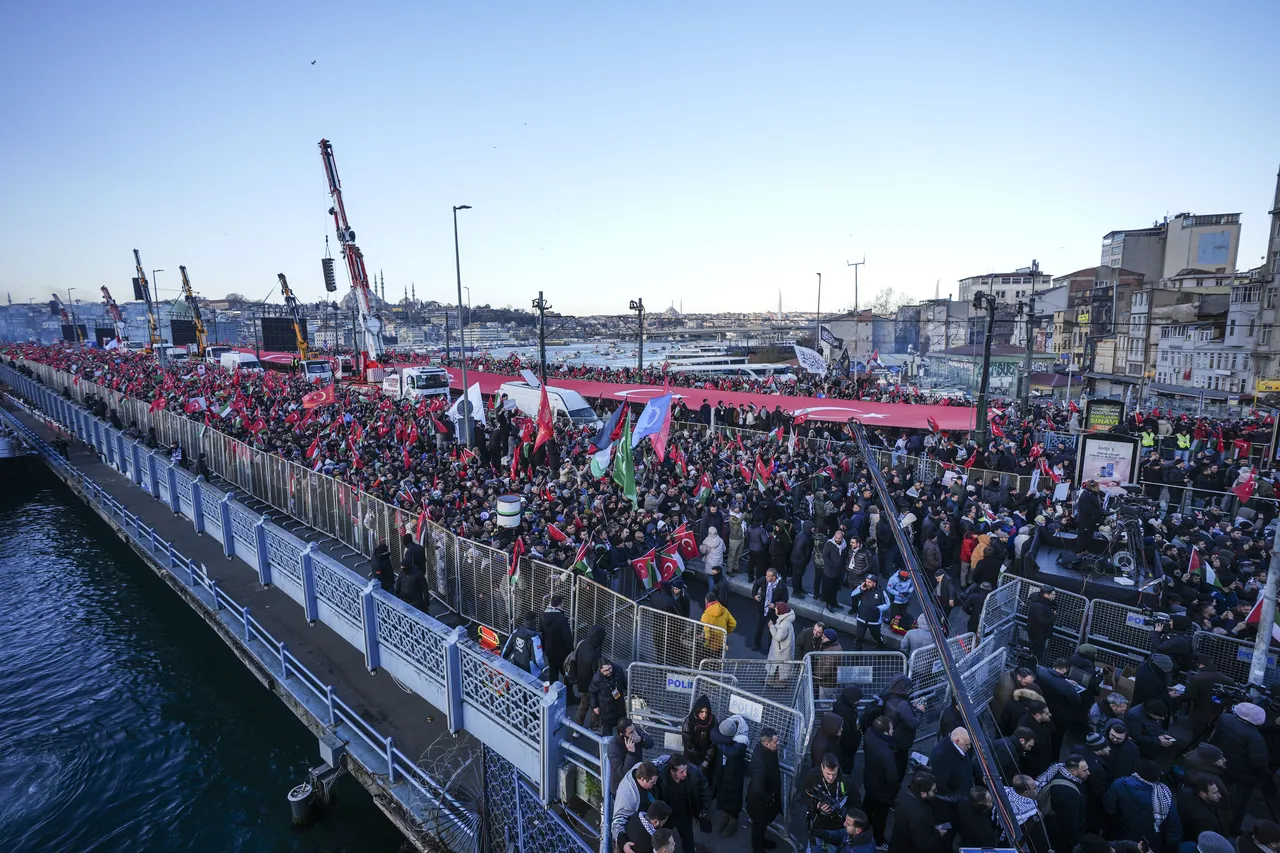 Zehntausende demonstrieren in Istanbul in Solidarität mit Palästina