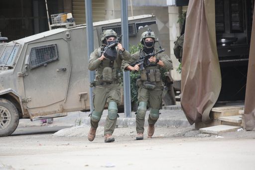 إسرائيل تعتقل 50 فلسطينياً بالضفة بينهم أسرى سابقون.. و65 ألف اقتحام استيطاني للأقصى خلال 2025