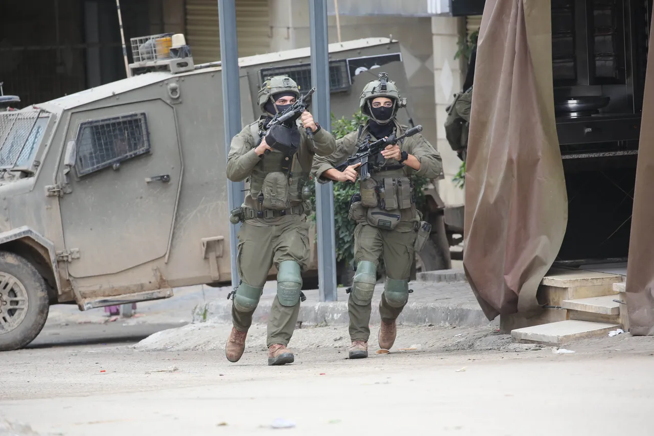 إسرائيل تعتقل 50 فلسطينياً بالضفة بينهم أسرى سابقون.. و65 ألف اقتحام استيطاني للأقصى خلال 2025