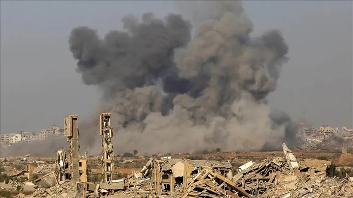 في أول أيام العام الجديد.. الاحتلال يشن غارات على مناطق متفرقة بغزة وسط مطالبات بالتعافي والإعمار