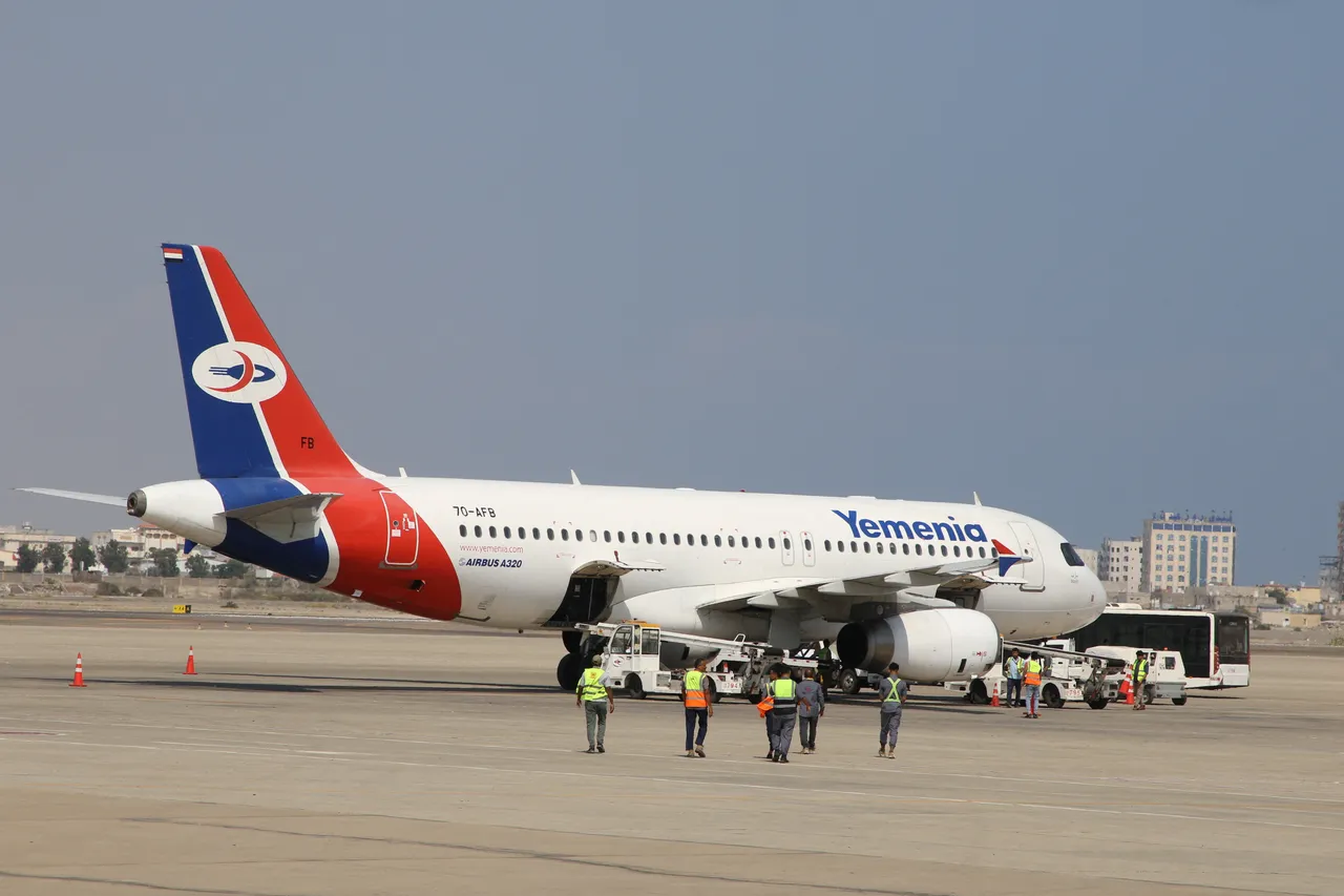 المجلس الانتقالي باليمن يعلن توقف نشاط مطار عدن.. والعليمي يحذر من الالتفاف على "القرارات السيادية"