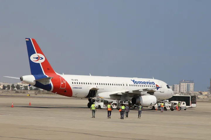 المجلس الانتقالي باليمن يعلن توقف نشاط مطار عدن.. والعليمي يحذر من الالتفاف على "القرارات السيادية"