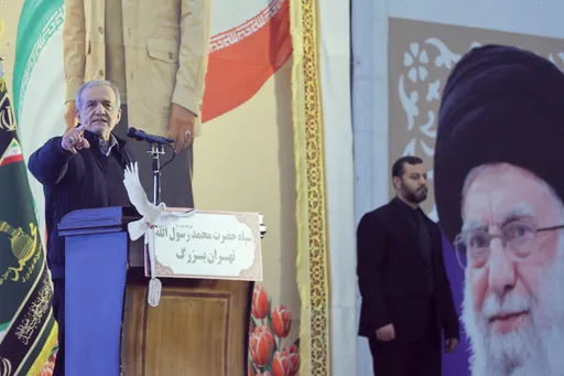 Irán alerta que ataque a Jamenei llevaría a una guerra, mientras reporte dice que Trump frena planes