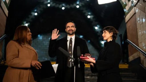 Мэр Нью-Йорка принес присягу на Коране