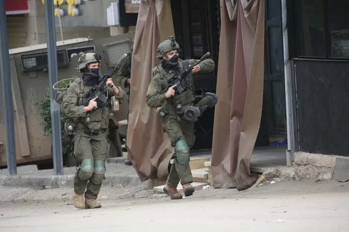 استشهاد فلسطيني واعتقال 11 آخرين في الضفة الغربية وسط تصعيد إسرائيلي مستمر