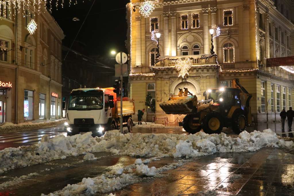 KS - Nastavljena koordinisana akcija komunalnih preduzeća na čišćenju snijega sa pješačkih prostora