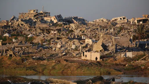 غارات وقصف إسرائيلي على غزة.. وتقارير عبرية تزعم استعدادات للانسحاب من مناطق في رفح