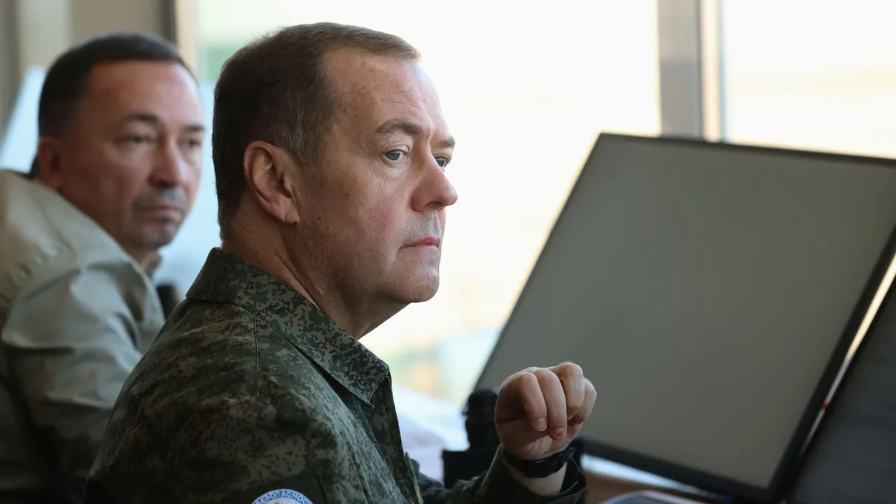 Медведев вновь пригрозил Западу ударом