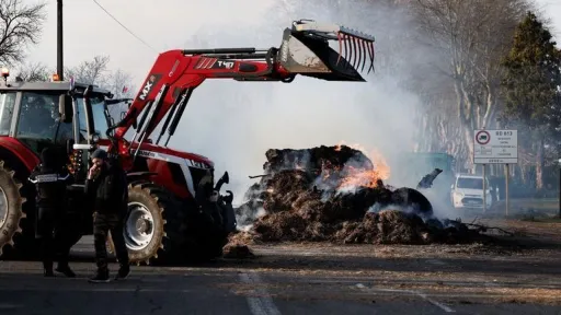 Colère des agriculteurs: affrontements lors de l’évacuation du port de Bordeaux