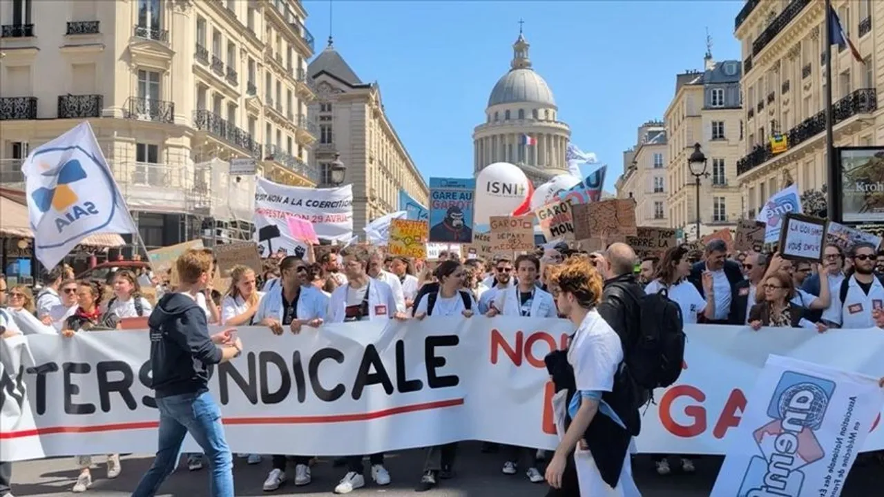 Grève des médecins: manifestation à Paris contre la “dérive autoritaire” du système de santé