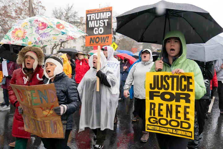 آلاف الأمريكيين يتظاهرون غضباً لمقتل امرأة برصاص عنصر في إدارة الهجرة