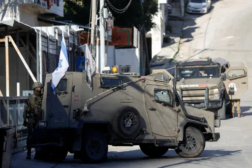 الاحتلال يحاصر البلدة القديمة بنابلس ويعتقل فلسطينيين بالضفة.. والصحة تؤكد استشهاد مواطن بالخليل