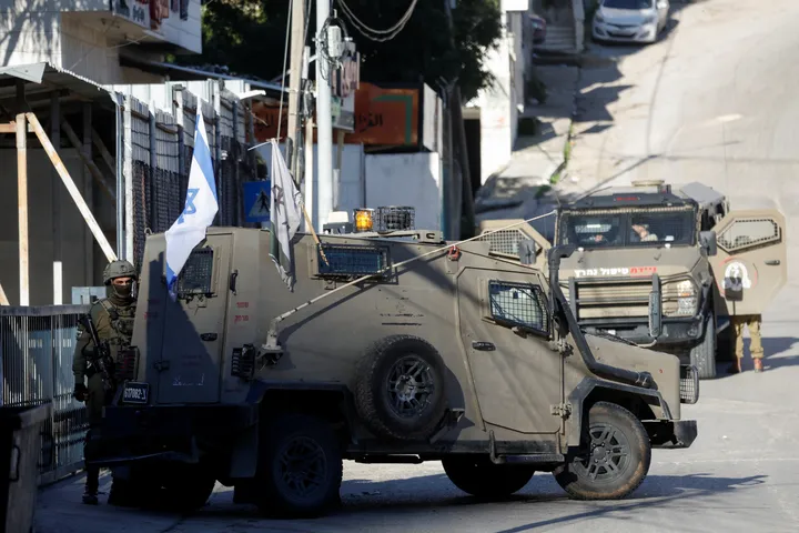 الاحتلال يحاصر البلدة القديمة بنابلس ويعتقل فلسطينيين بالضفة.. والصحة تؤكد استشهاد مواطن بالخليل