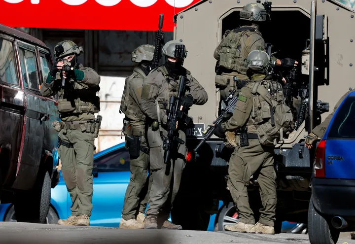 مداهمات واعتقالات.. الاحتلال يطلق عملية عسكرية واسعة في الخليل ويستولي على أراضٍ في سلوان