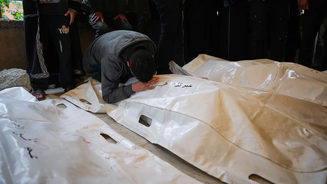 Израиль продолжает удары по Газе