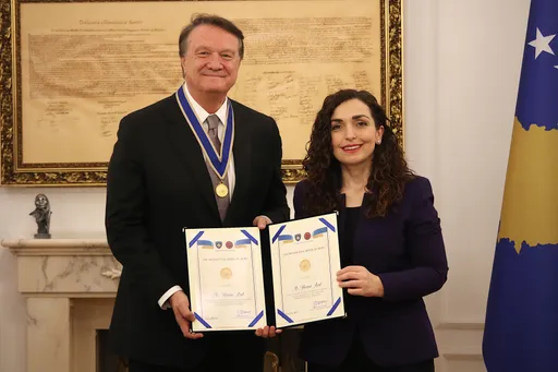Administratorit sportiv nga Türkiye, Hasan Arat, i ndahet medalja presidenciale në Kosovë