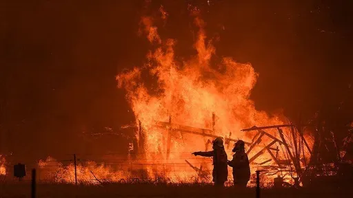 Një i vdekur dhe 300 ndërtesa të shkatërruara nga zjarret në Australi