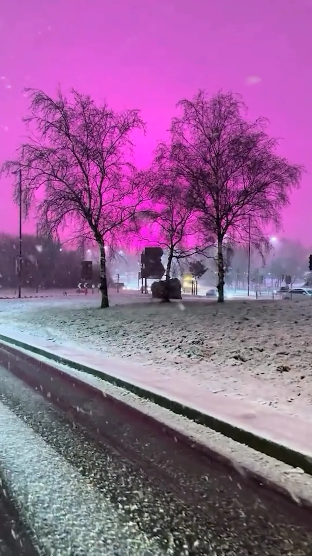 Cahaya merah muda misterius muncul di langit Birmingham