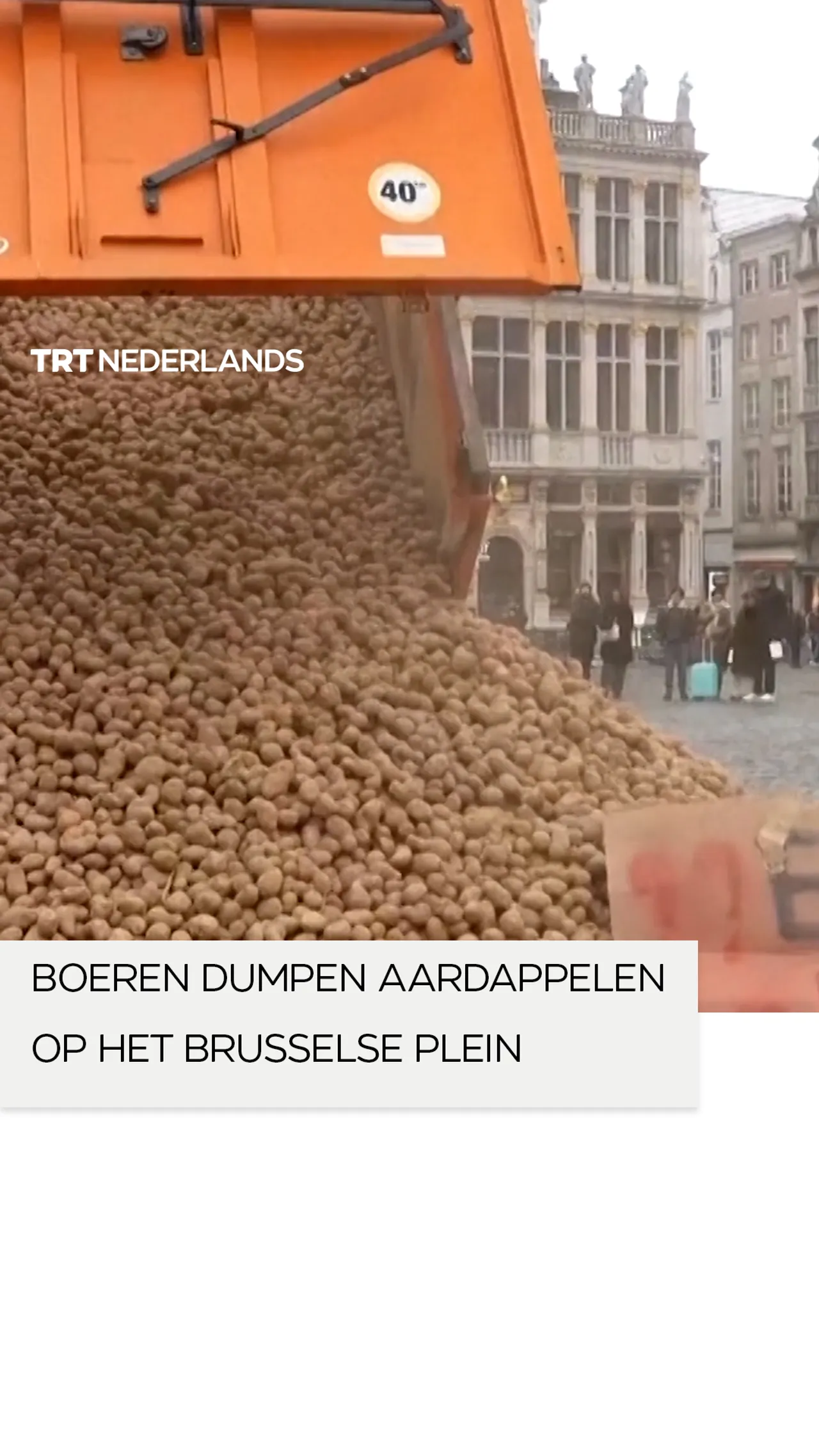 Boeren dumpen aardappelen op het Brusselse plein