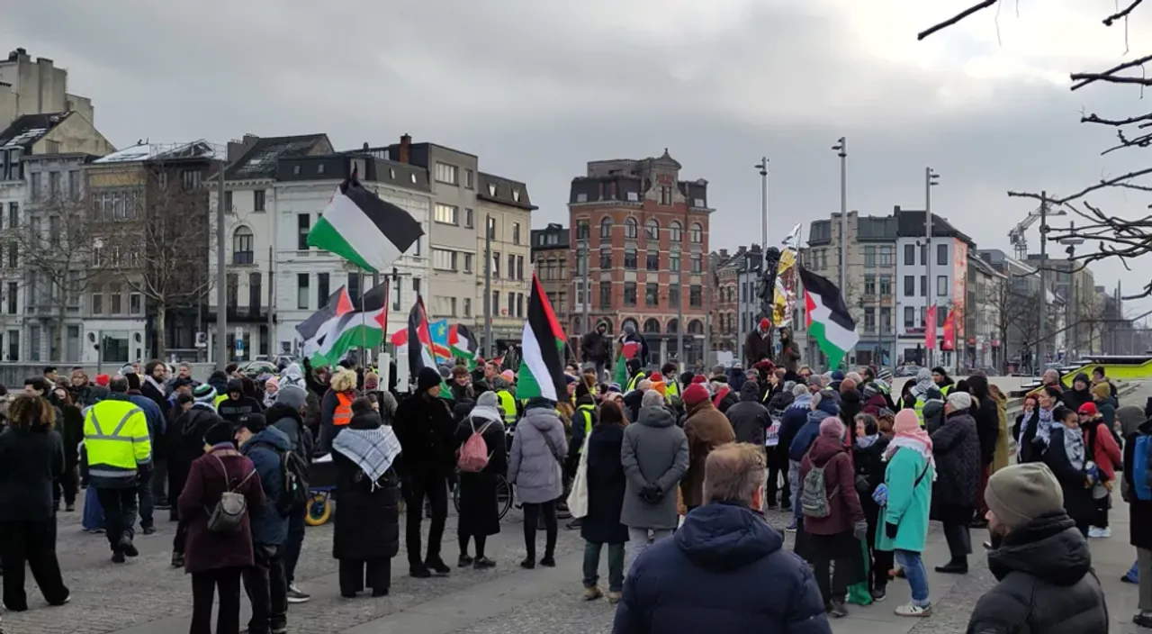 Honderden trotseren kou tijdens Antwerpse mars voor Palestina: “De genocide is nog niet voorbij”